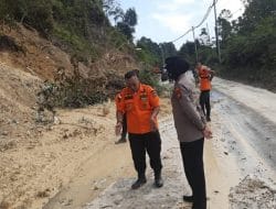 Jalan Lintas Riau-Sumbar KM 82 Desa Merangin Kembali Longsor, Jalan Masih Sistem Buka Tutup