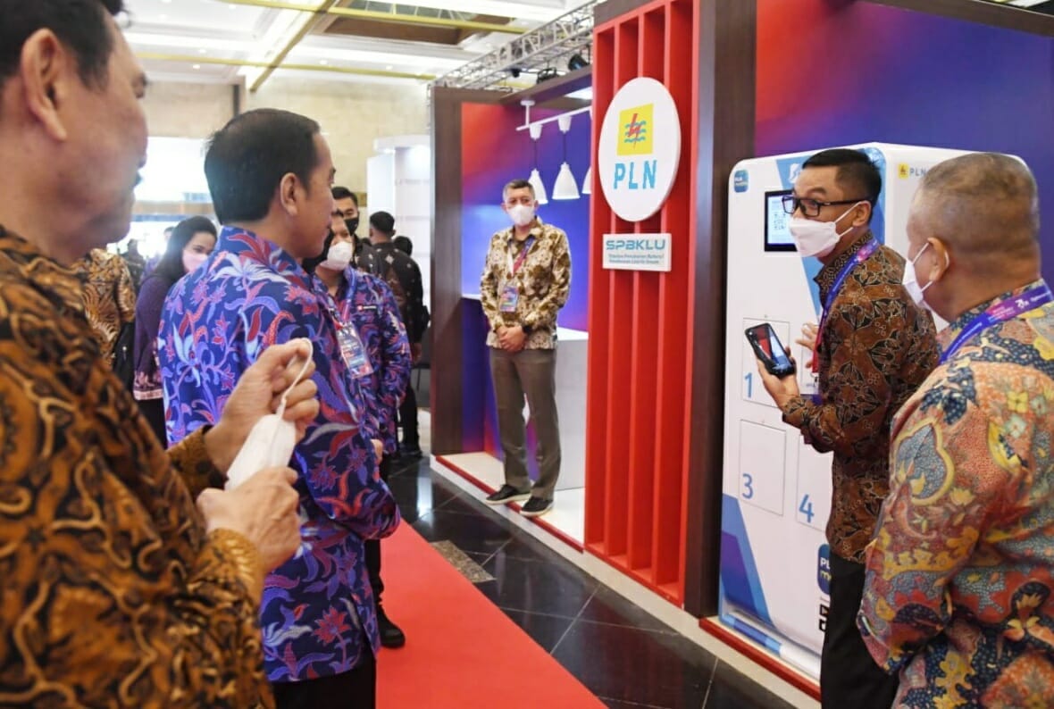 Presiden Jokowi Tinjau Kemudahan Tukar Baterai Motor Listrik, Dirut: Pakai PLN Mobile Cukup 1 Menit