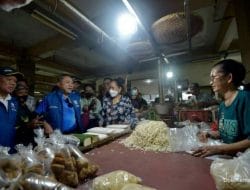 Pantau Pasar Cisalak di Depok, Jabar, Mendag Zulkifli: Harga Bapok Stabil, Stok Ada