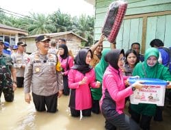 Kapolda Riau dan Danrem 031/Wira Bima Kompak Bantu Korban Banjir, Setengah Badan Terendam Air